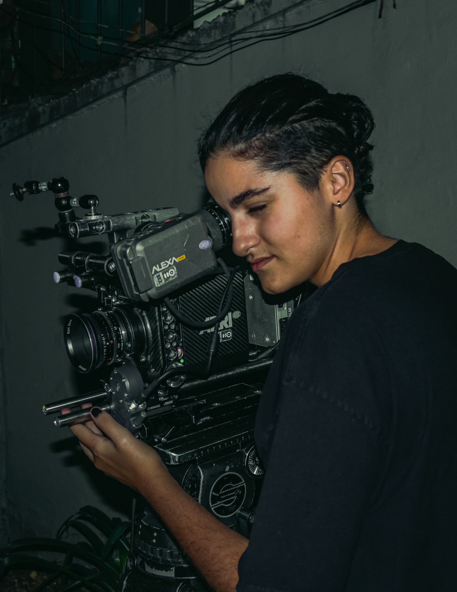 Júlia Pistori operando uma câmera em um set audiovisual