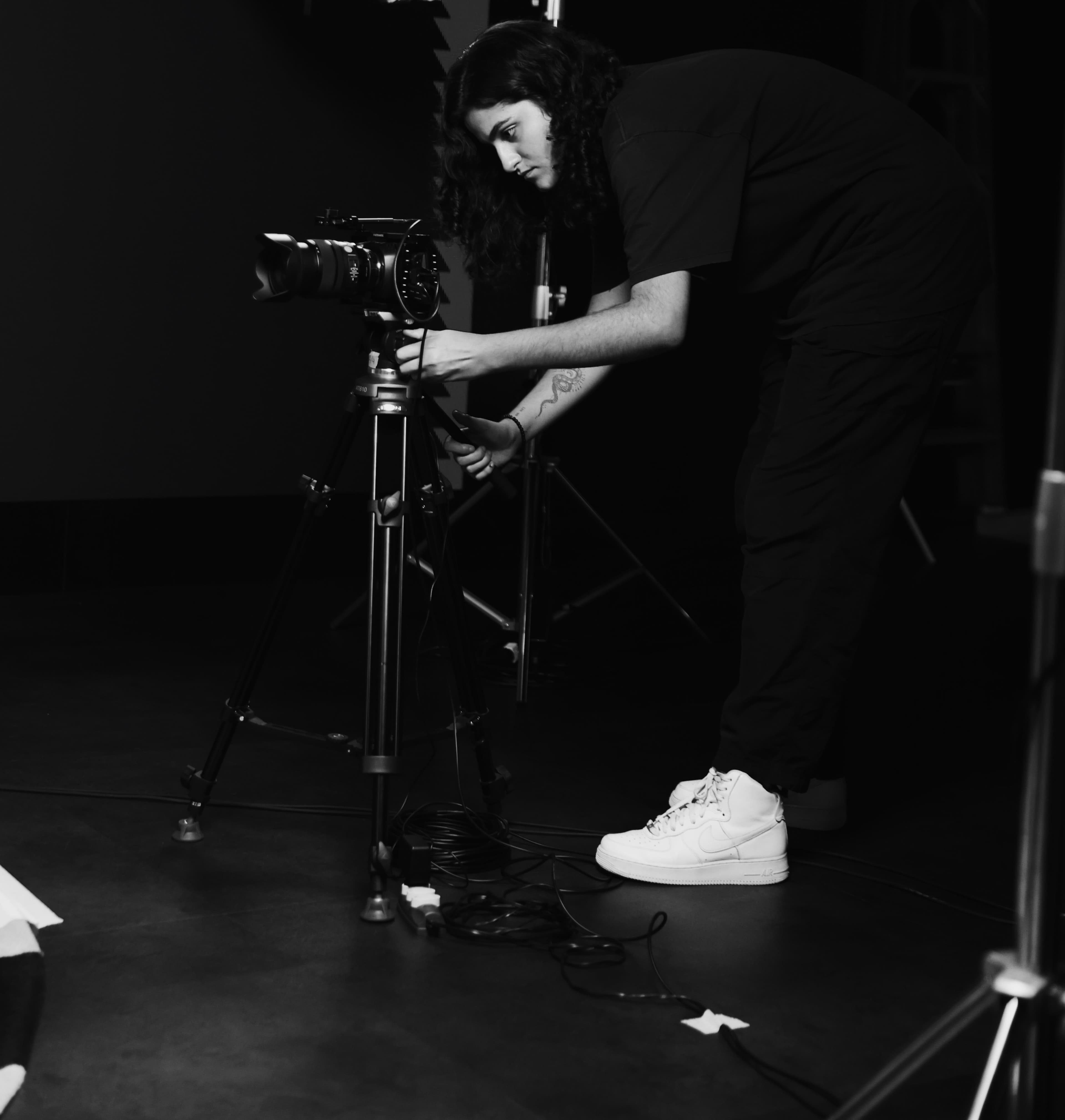 Júlia Pistori operando uma câmera em um set audiovisual